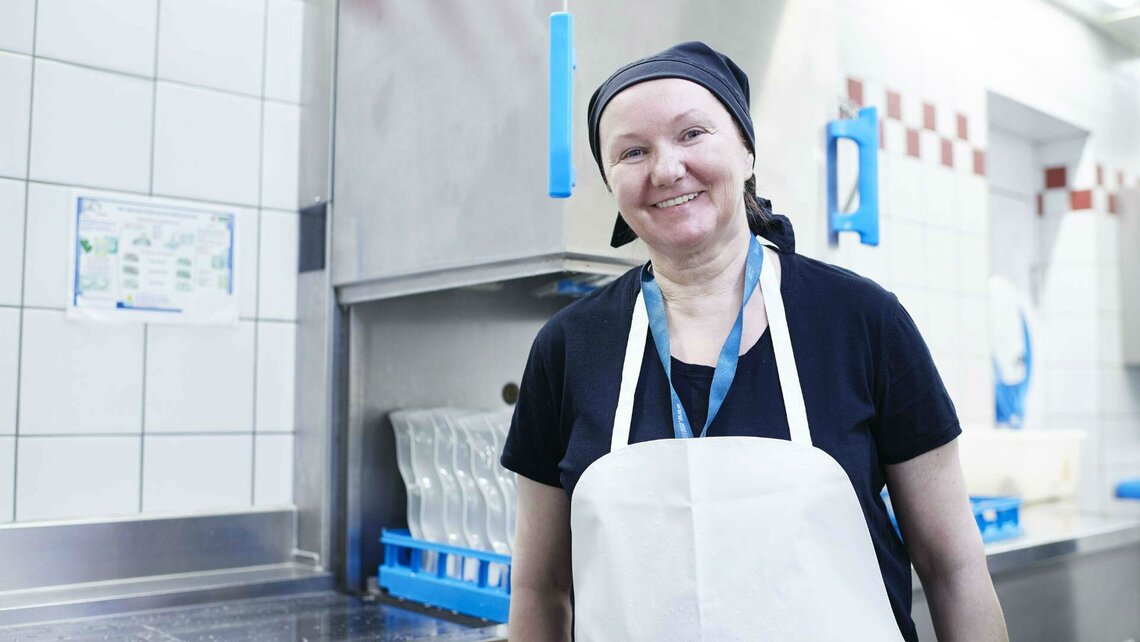Janka Chlebovcová riempie la lavastoviglie a capote allo Schmalzerhof