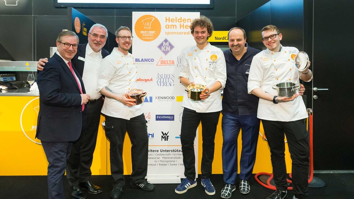 Helden am Herd - Kochwettbewerb Next Chef Award Next Chef 2018 Marianus von Hörsten (3.v.r.) gewinnt Gourmetreise durch Europa