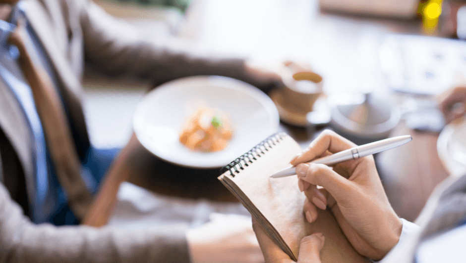 Cameriera prende gli ordini