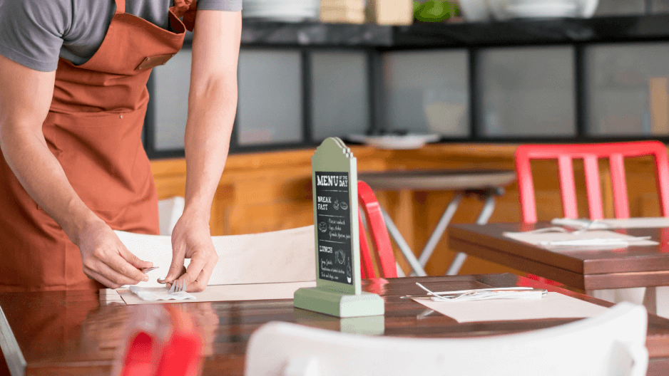 Cameriere prepara il tavolo
