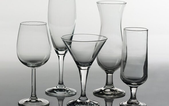 W jakie szkło zaopatrzyć bar? Rodzaje kieliszków
