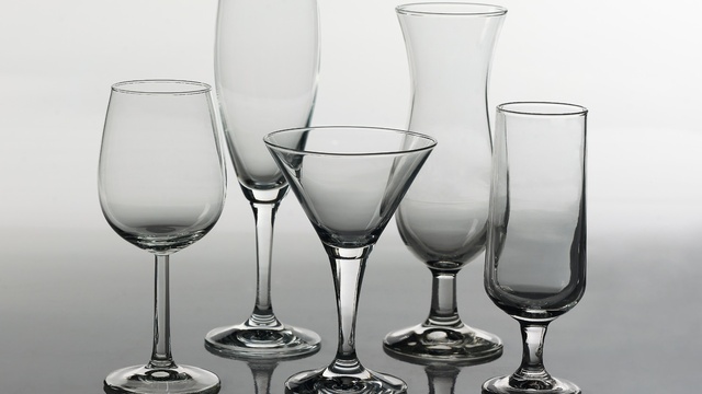 W jakie szkło zaopatrzyć bar? Rodzaje kieliszków