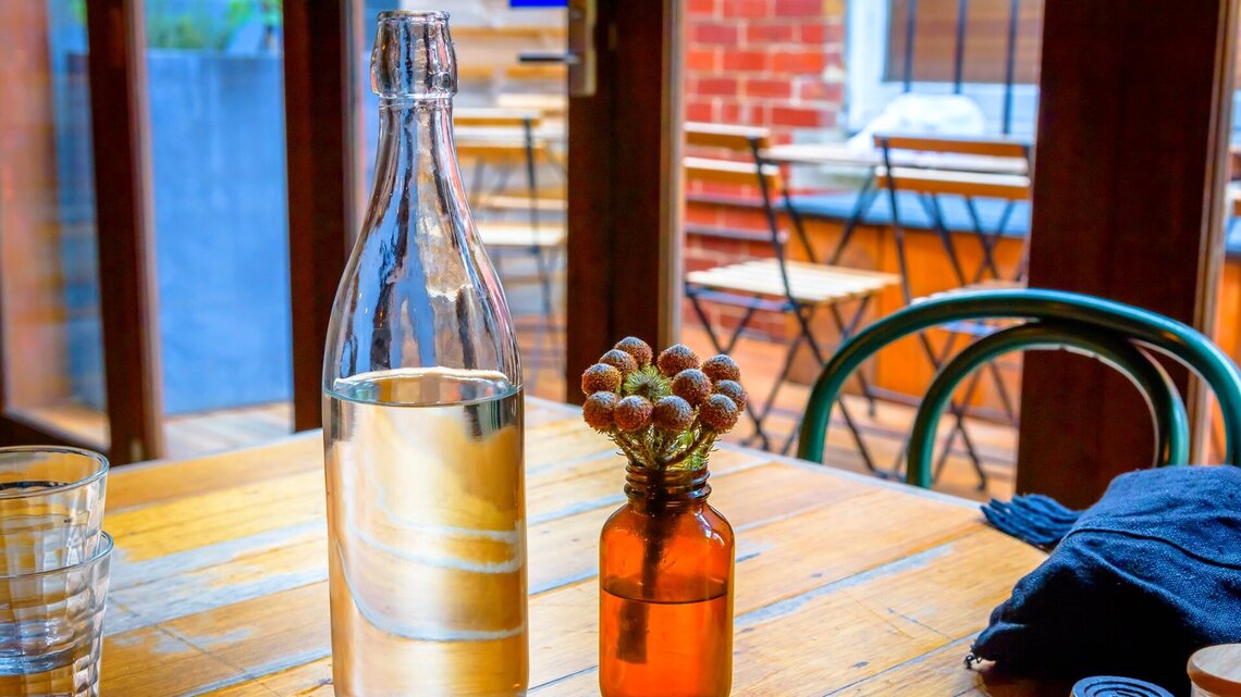 Wasserflasche auf dem Tisch in einem Café
