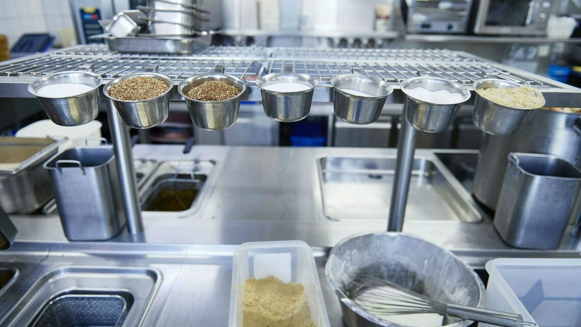 Schmalzerhof'un mutfağında bulaşıklar M-iClean H giyotin tip bulaşık makinesi ile yıkanıyor Schmalzerhof'un mutfağındaki M-iClean H giyotin tip bulaşık makinesi