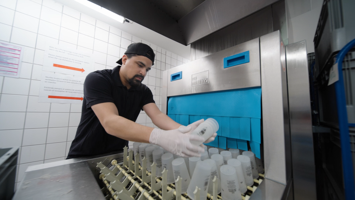 Am Ende eines Spülgangs müssen alle Becher ausnahmslos trocken sein. 