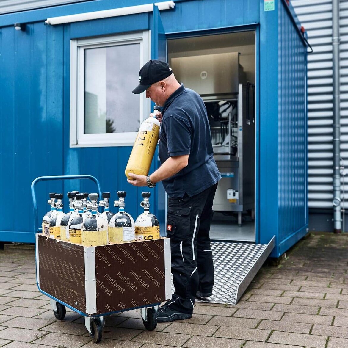 Pre-cleaning of respiratory protective equipment is carried out in a container Interim solution: pre-cleaning respiratory protective equipment in a container