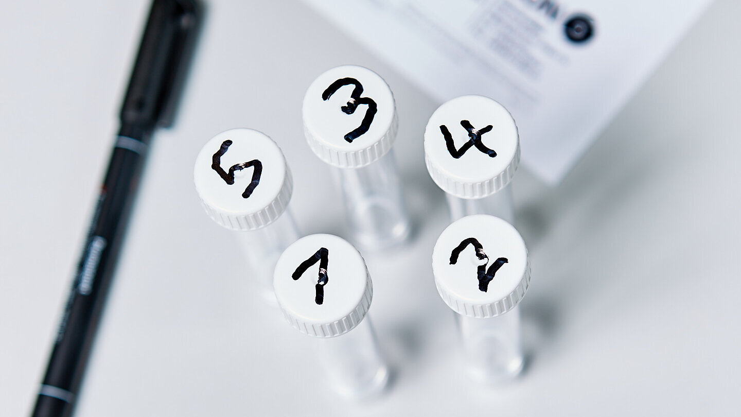 Handschuhe ausziehen, bzw. Hände desinfizieren! Röhrchen beschriften und Prüfbericht ausfüllen.