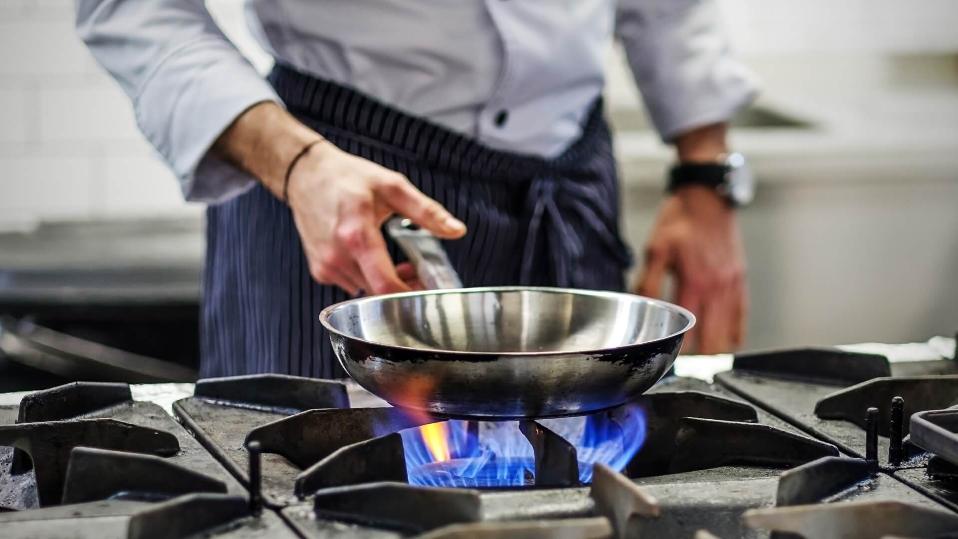 Na co zwrócić uwagę wybierając patelnie gastronomiczne Na co zwrócić uwagę wybierając patelnie gastronomiczne